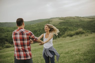Bahar doğa eğlence genç sevgi dolu coulpe