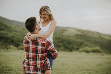 Bahar doğa eğlence genç sevgi dolu coulpe