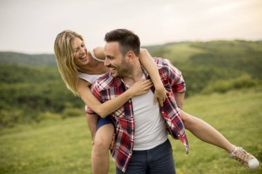 Bahar doğa eğlence genç sevgi dolu coulpe