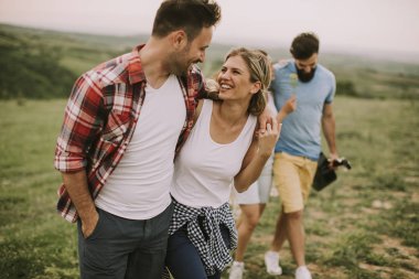 Bir grup genç insan dağlardaki doğada bir geziye eğleniyor