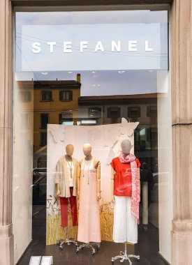 Milan, İtalya - 24 Nisan 2017: Stefanel mağaza Milan, İtalya. 1959 tarihinde Carlo Stefanel tarafından kurulan bir İtalyan moda şirketi.