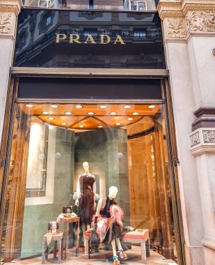 Milan, İtalya - 26 Nisan 2017: Milan, İtalya, Prada mağaza detayını. Prada 1913 kurulan bir İtalyan lüks moda ev..