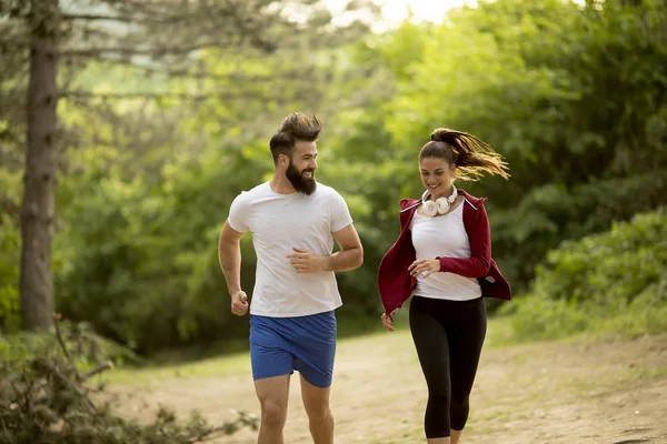 Jovem Casal Correndo Livre Natureza — Fotografia de Stock