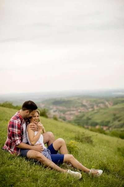 Любящая Пара Сидящая Обнявшись Траве Горах — стоковое фото