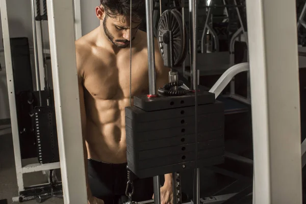 Beau Jeune Homme Musclé Travaillant Dans Salle Gym Faire Des — Photo