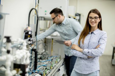 Robotik laboratuarda çalışan öğrencilerin genç çift