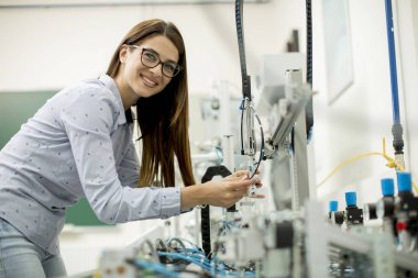 Genç kadın elektronik atölyesinde araştırma