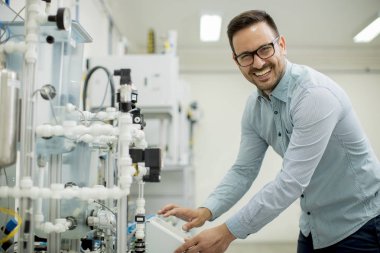 Elektronik atölyesinde yakışıklı genç