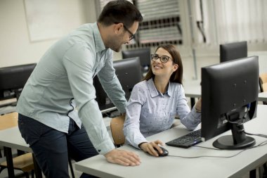 Sınıfta öğrenme genç çift