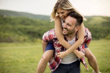 Bahar doğa eğlence genç sevgi dolu coulpe