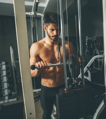 Egzersizleri yapıyor spor salonunda egzersiz kas yakışıklı genç