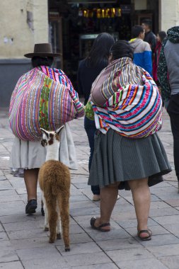 Cusco, Peru - 5 Ocak 2018: Cusco, Peru Caddesi'nde kimliği belirsiz kadın. Tüm şehir Cusco 1983 yılında UNESCO Dünya Miras Listesi tayin edilen.
