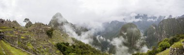 Machu Picchu, Peru, 3 Ocak 2018: Kimliği belirsiz kişi Machu Picchu, Peru eski Inca kalesi kalıntıları. Neredeyse 2500 turist Machu Picchu her gün ziyaret.