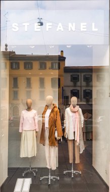 Milan, İtalya - 24 Nisan 2017: Stefanel mağaza Milan, İtalya. 1959 tarihinde Carlo Stefanel tarafından kurulan bir İtalyan moda şirketi.