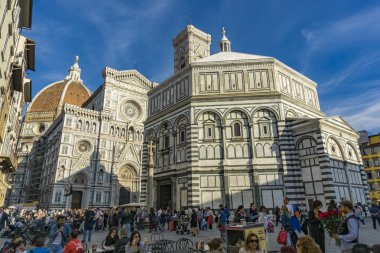 Florence, İtalya - 6 Nisan 2018: Kimliği belirsiz kişiler tarafından Santa Maria del Fiore Katedrali Floransa, İtalya. Bu ana kilise Floransa ve 1436 açıldı.