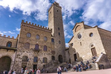 San Gimignano, İtalya - 8 Nisan 2018: Piazza del Duomo San Gimignano, İtalya, tanımlanamayan insanlar. San Gimignano tarihi merkezi 1990 yılından bu yana Unesco Dünya Mirası alanı belirlenmiş.