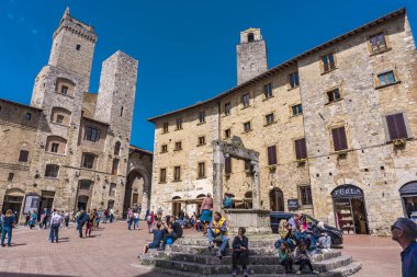 San Gimignano, İtalya - 8 Nisan 2018: Piazza della Cisterna San Gimignano, İtalya için kimliği belirsiz kişi. San Gimignano tarihi merkezi 1990 yılından bu yana Unesco Dünya Mirası alanı belirlenmiş.