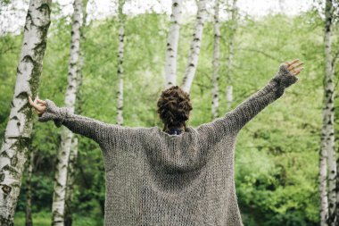 Arkadan Görünüş itibariyle modern kazak giyen ve parkta poz genç kadın