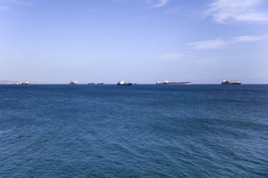 Kargo gemileri mavi deniz ufku üzerinde