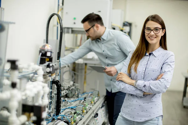 Parejas Jóvenes Estudiantes Trabajando Laboratorio Robótica —  Fotos de Stock