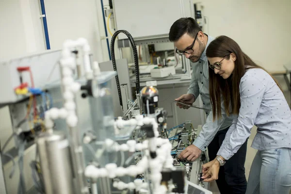 Retrato Jovens Casais Estudantes Que Trabalham Laboratório Robótica — Fotografia de Stock