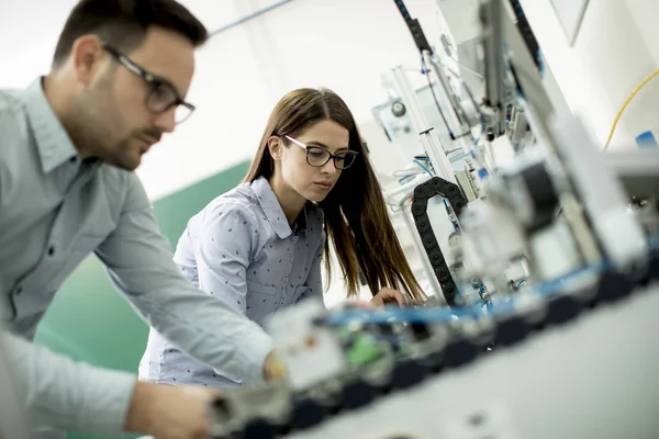 Parejas Jóvenes Estudiantes Trabajando Laboratorio Robótica — Foto de Stock