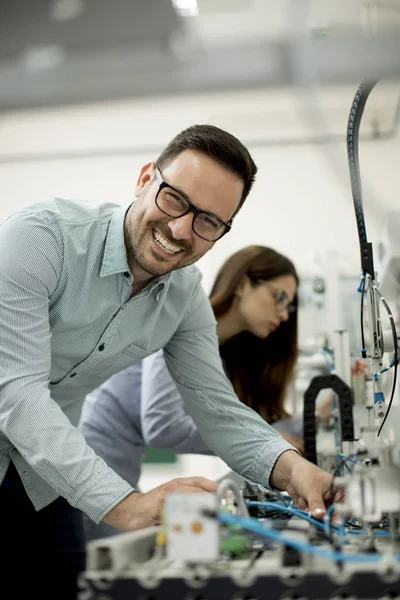 Ungt Par Studenter Som Arbetar Robotics Lab — Stockfoto