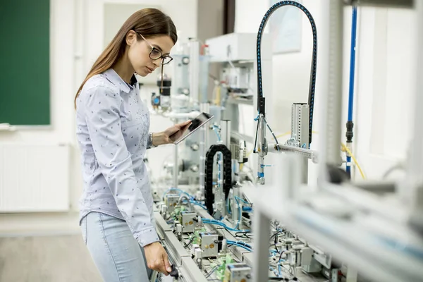 Mooie Jonge Vrouw Met Digitale Tablet Elektronica Workshop — Stockfoto