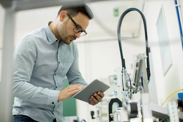 Ritratto Bel Giovanotto Nel Laboratorio Elettronico Con Tablet Digitale — Foto Stock