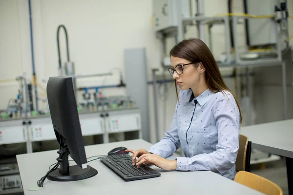 Mooie Jonge Vrouw Leren Door Het Bureau Klas — Stockfoto