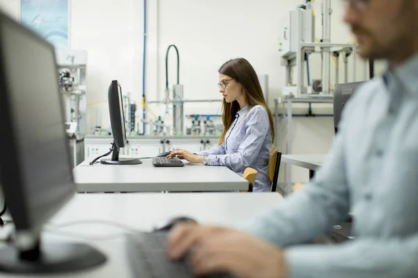 Seitenansicht Fokussierter Studenten Mit Desktop Klassenzimmer Der Technischen Fakultät — Stockfoto