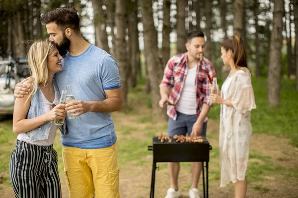 Groupe Jeunes Profitant Une Fête Barbecue Dans Nature — Photo