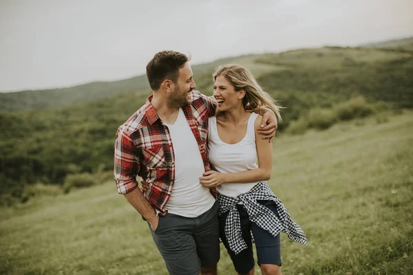 Bahar doğa eğlence genç sevgi dolu coulpe