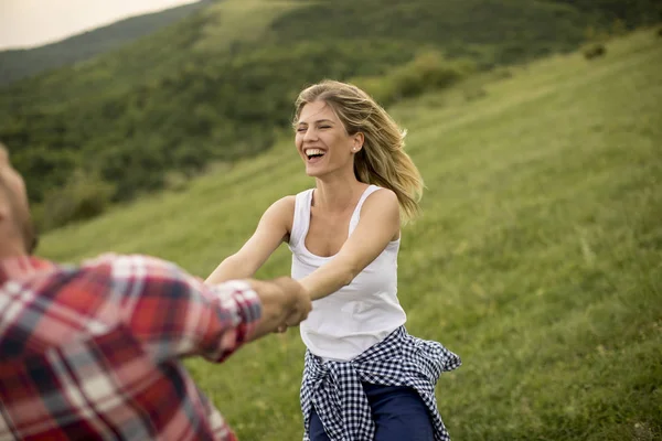 Junges Liebespaar Hat Spaß Der Frühlingsnatur — Stockfoto