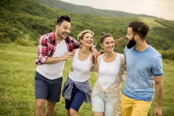 Grup od genç insanlar dağda bir gezisinde doğada eğleniyor