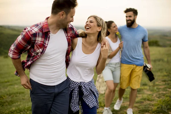 Gruppe Junger Leute Hat Spaß Bei Einem Ausflug Die Natur — Stockfoto