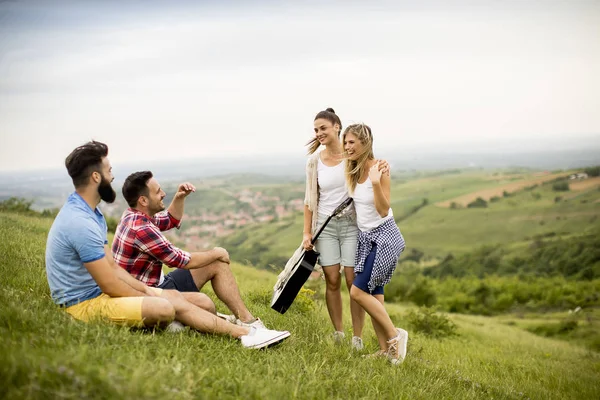 Grupo Jovens Divertindo Uma Viagem Natureza Montanha — Fotografia de Stock