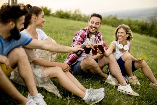 Jongeren Drinken Plezier Een Reis Natuur Berg — Stockfoto