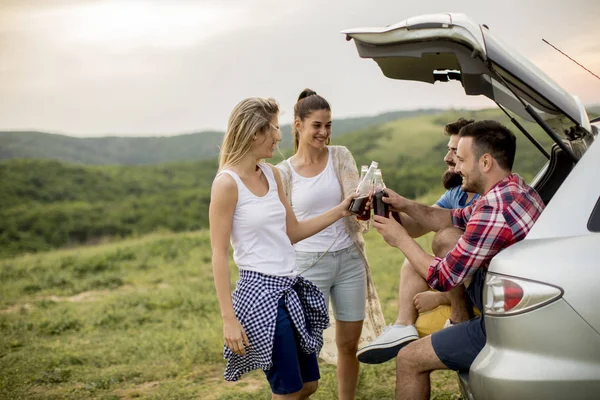 Grupo Jóvenes Sentados Tranvía Del Coche Durante Viaje Naturaleza — Foto de Stock