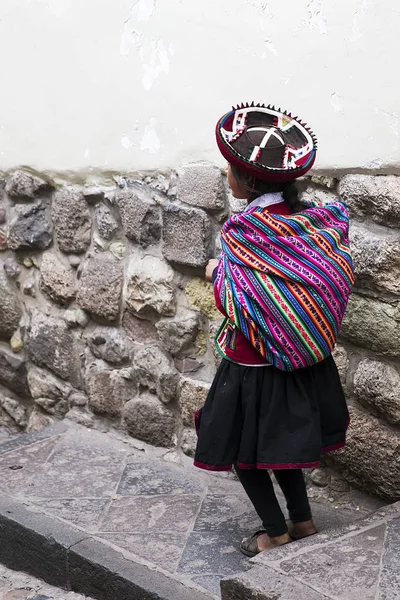 クスコ ペルー 2018 ペルーのクスコの街で正体不明の女性 全体の都市クスコの街は 1983 年にユネスコの世界遺産に指定されました — ストック写真