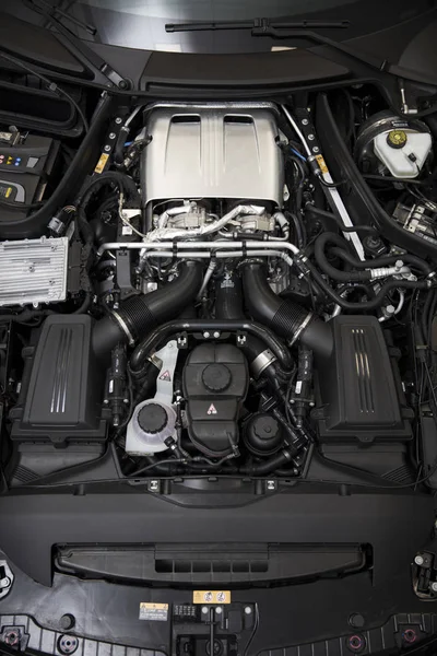 Belgrade, Sırbistan - 30 Nisan 2018: Ayrıntı Engine 2017 Mercedes-Amg Gt C Coupe. AMG Gt C Coupe 2017 Detroit Otomobil Fuarı'nda açıldı.