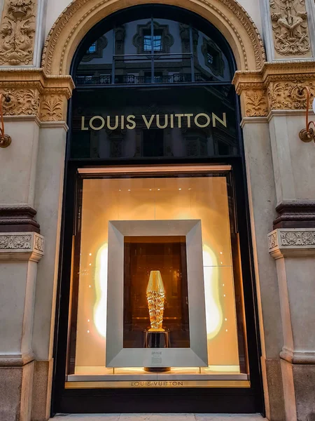 ミラノ イタリア 2017 ミラノ イタリアでルイ ヴィトンのショップで表示します ヴィトンは 1854 年に設立されたフランスのファッションの家と世界をリードする国際的なファッションの一つの家 — ストック写真