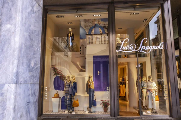 意大利米兰 2017年4月24日 意大利米兰的路易莎 Spagnoli 店详情 这是一个意大利妇女时尚品牌成立于1928 — 图库照片