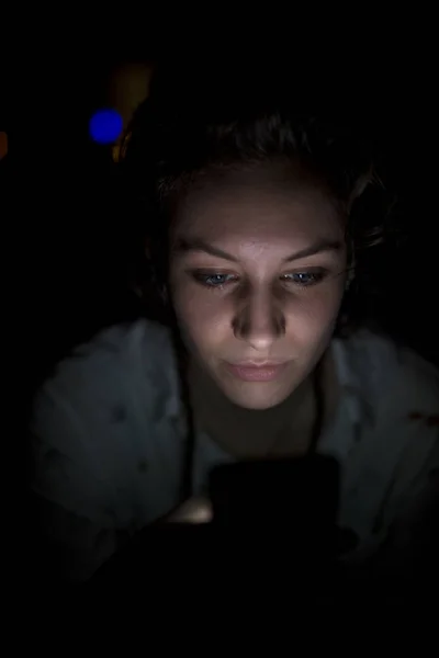 深夜に携帯電話を使用しての若い女性の肖像画 — ストック写真