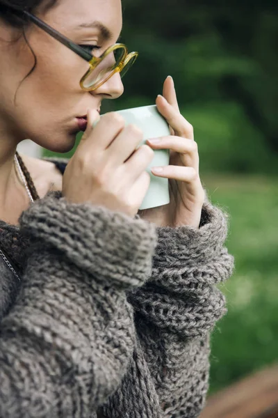 Portrait Jeune Femme Pull Avec Des Lunettes Buvant Café Dans — Photo