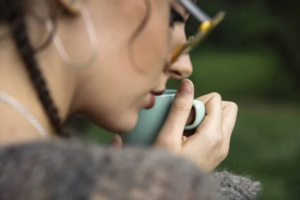 Vista Cerca Joven Mujer Sosteniendo Taza Aire Libre — Foto de Stock