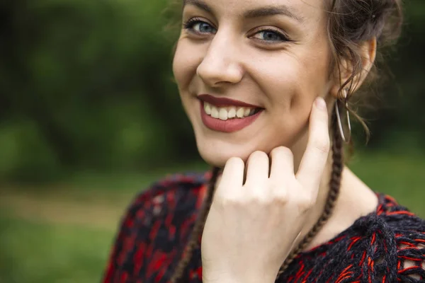 Portrait Jeune Femme Dans Parc — Photo