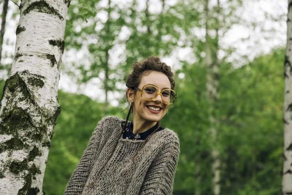 Jolie Jeune Femme Avec Des Lunettes Extérieur Dans Forêt — Photo