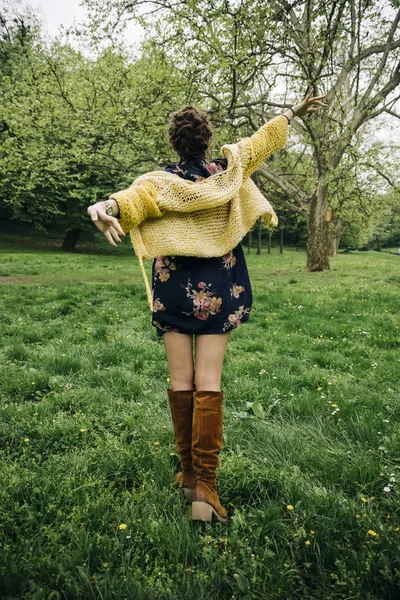 Jeune Femme Portant Pull Moderne Posant Parc — Photo
