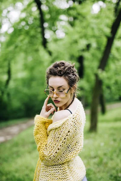 Portrait Jolie Jeune Femme Avec Des Lunettes Dans Parc — Photo